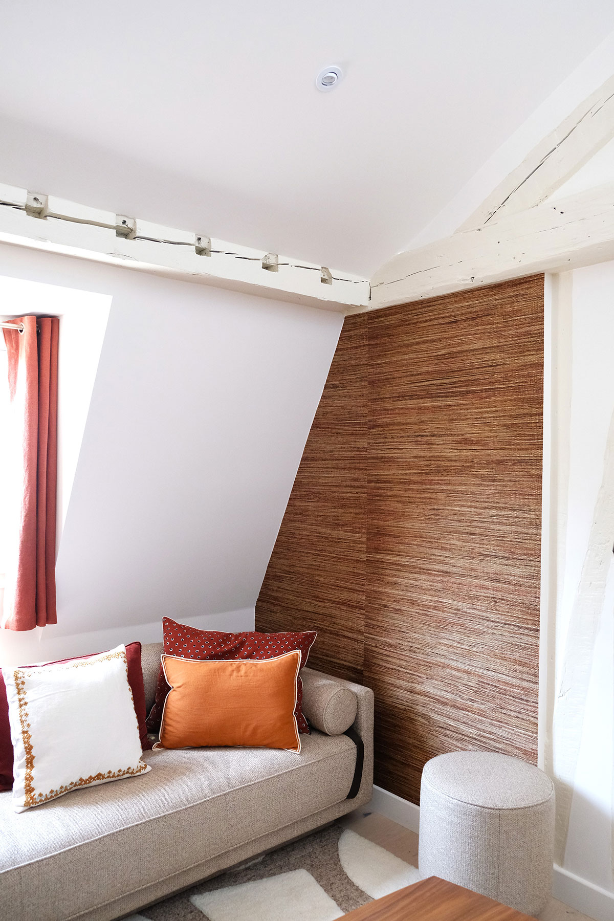 Aménagement salon - canapé et coussins